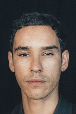 Adam Bessa interpretando a Yaz Khan