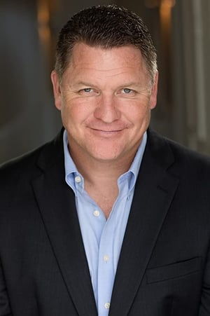 Adam Vernier interpretando a Deputy Gil Conaway