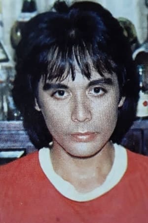 Alan Nuary interpretando a