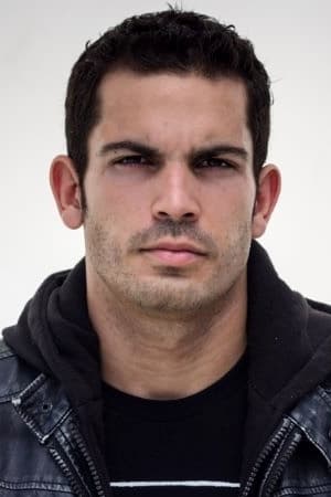 Albert Valladares interpretando a Officer Drummond