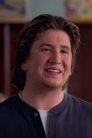 Alejandro Rae interpretando a Barry