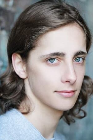 Alex Esmail interpretando a Pest