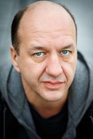 Alex Tondowski interpretando a Male Nurse