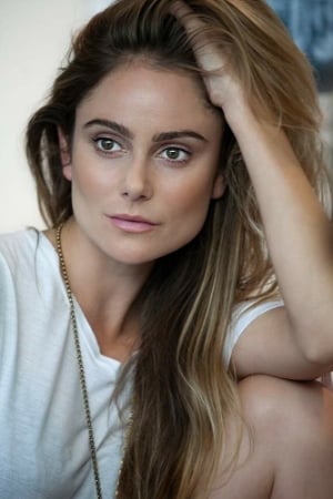 Amanda Brooks interpretando a Daphne