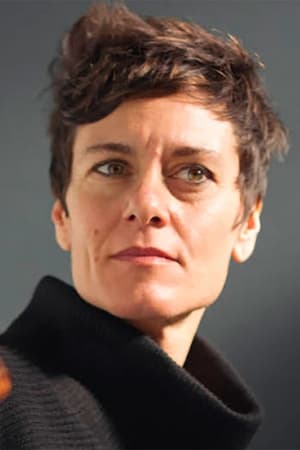 Anna Alarcón interpretando a Violeta