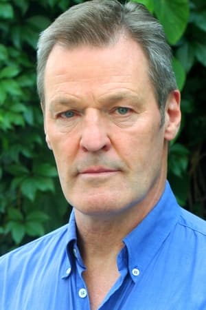 Anthony Straeger interpretando a Mr. Simpson