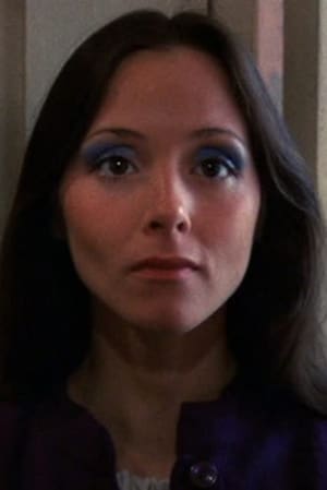 Ayn Ruymen interpretando a Mavis