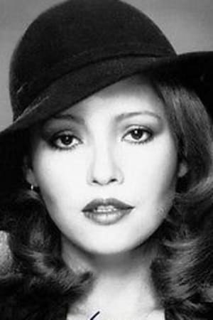 Barbara Carrera interpretando a Terry Halloran
