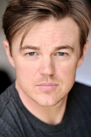 Ben Cornish interpretando a Amn. Carver