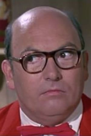 Bernie Kuby interpretando a Waiter