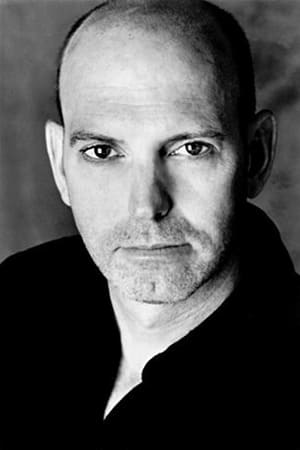 Bill Erfurth interpretando a Officer Savage