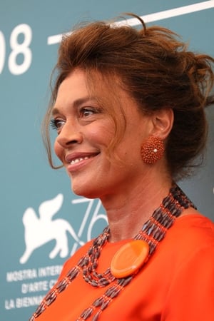 Carolina Rosi interpretando a giornalista italiana