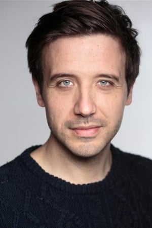 Chris Grahamson interpretando a Tony Elliot