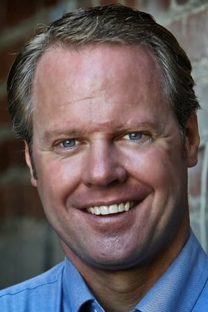 Dan Warner interpretando a Officer Chandler