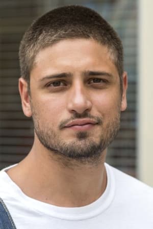 Daniel Rocha interpretando a Japonês