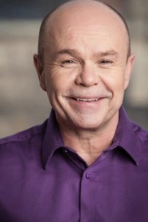 Darren Felbel interpretando a Mayor Wilson