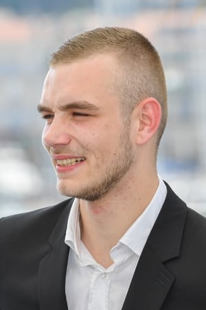 Darren Muselet interpretando a Kevin