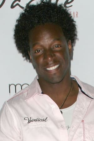 Dean Edwards interpretando a Father Mark