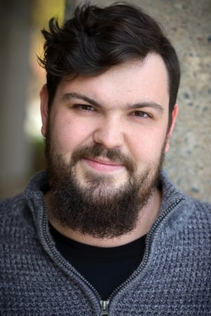 Derek Johns interpretando a Charles