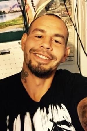 Derrick Janis interpretando a Victor Chasing Hawk