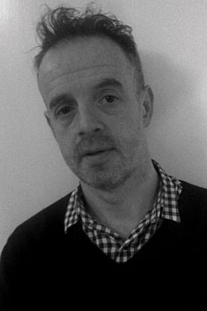 Dominic McHale interpretando a The Voice