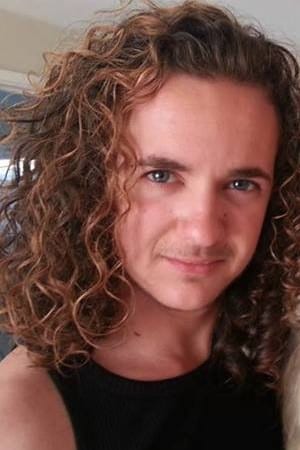 Drew Casson interpretando a Punched Youth