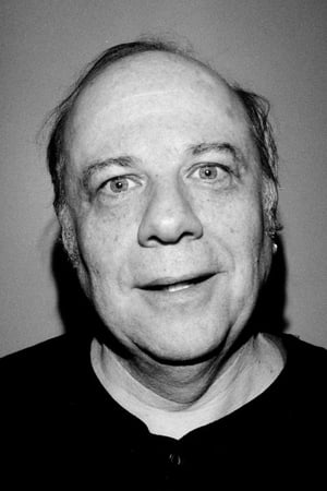 Eddie Pepitone interpretando a Reginald