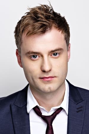 Edin Gali interpretando a Detective Harper