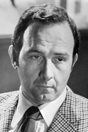 Edward Grover interpretando a Captain Strichter