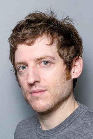 Elis James interpretando a Aubrey