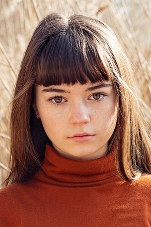 Ella Lee interpretando a Amy