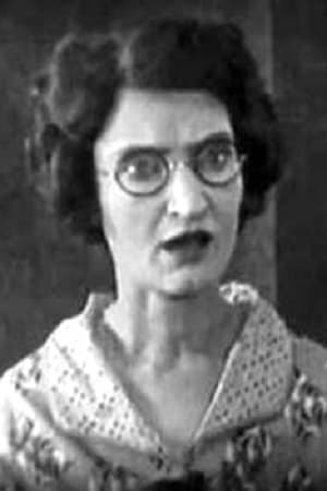 Emily Gerdes interpretando a Esmeralda Perkins (as Emile Gerdes)