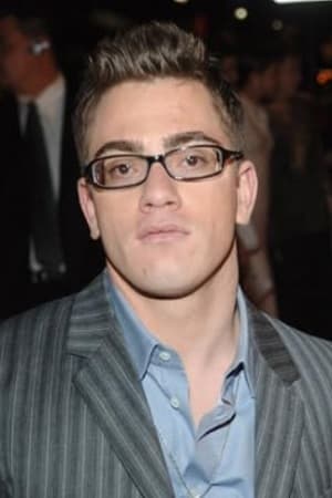 Eric Gores interpretando a Aaron Roman