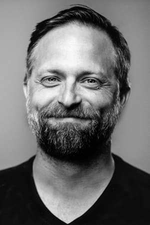 Ethan Vincent interpretando a Rudolph 'Rudi' Gertz