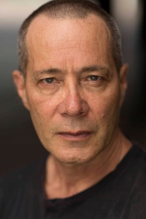 Eugene Gilfedder interpretando a Alec