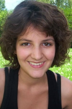 Gabrielle Lopes Benites interpretando a Muriel's daughter