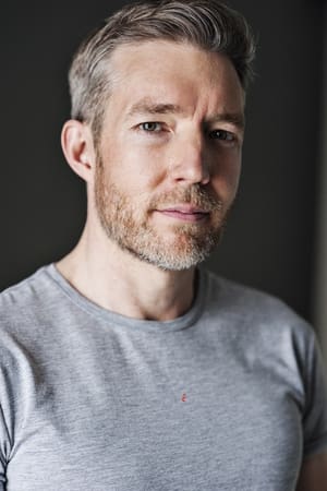 Geoffrey Newland interpretando a Mr Hawley