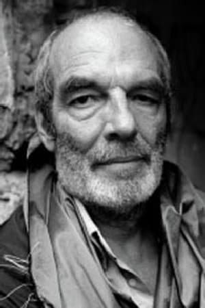 Géza Kovács interpretando a Detective Como