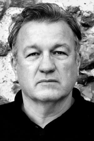 Glen Murphy interpretando a D.I Holden