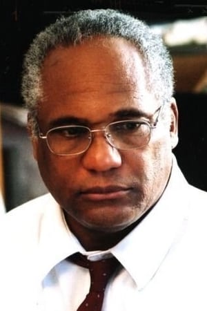 Gustave Johnson interpretando a Detective Reynolds