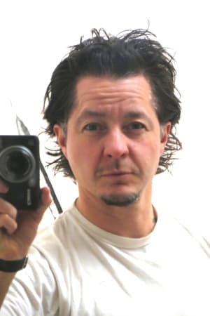 Harry Dodge interpretando a Dinah