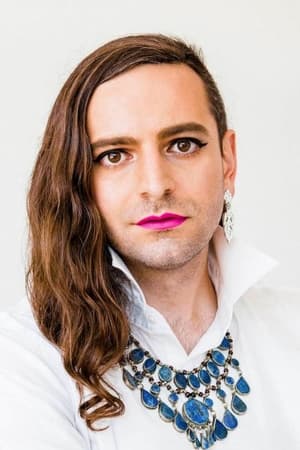 Jacob Tobia interpretando a Corey