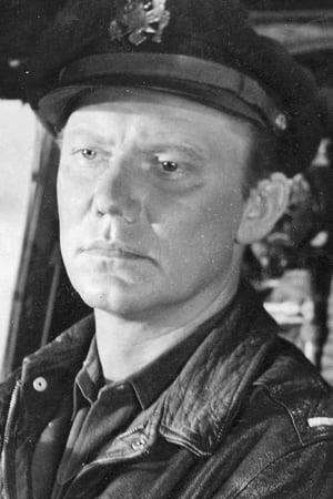 James Young interpretando a Lt. Eddie Dykes