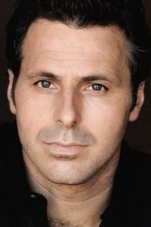 Jason Hildebrandt interpretando a Detective Marc Houlihan