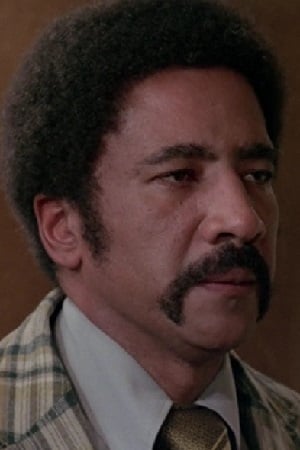 Jerry Jones interpretando a Lt. Blakeley