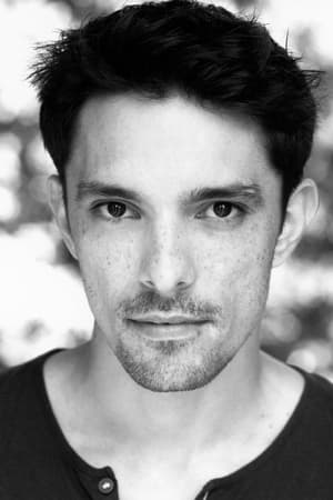 Joe Wredden interpretando a Johnson