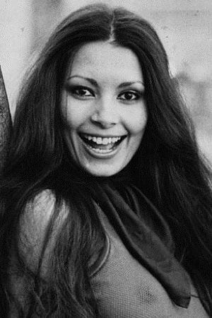 Joni Flynn interpretando a Me Ling