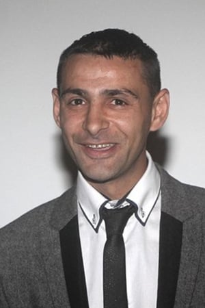 Julius Oracko interpretando a Skokan