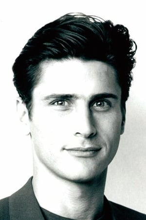 Justin Lazard interpretando a Patrick Ross