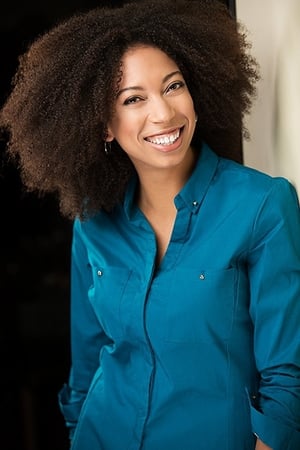 Keisha Haines interpretando a Izzy